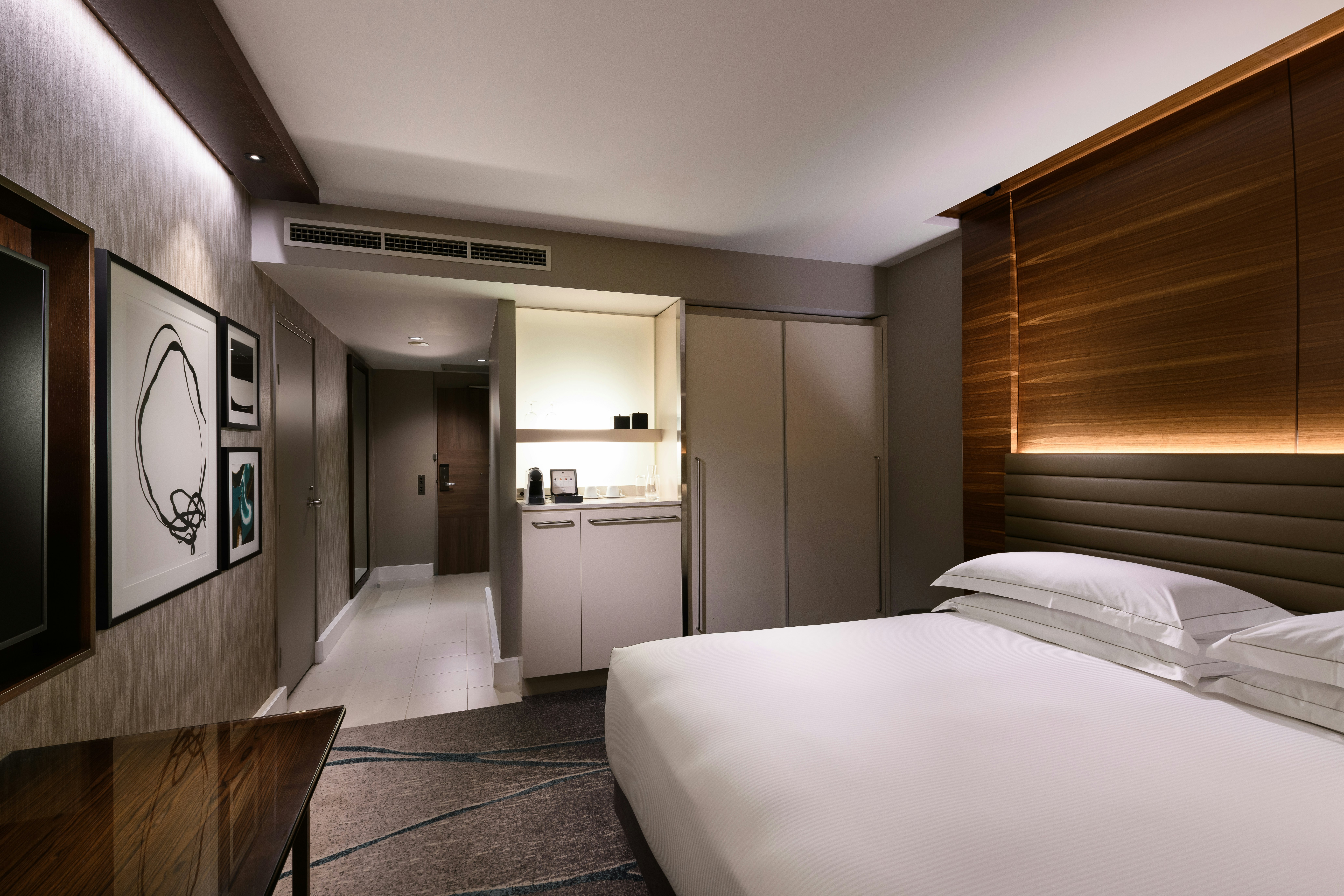 DELUXE, KING BED
