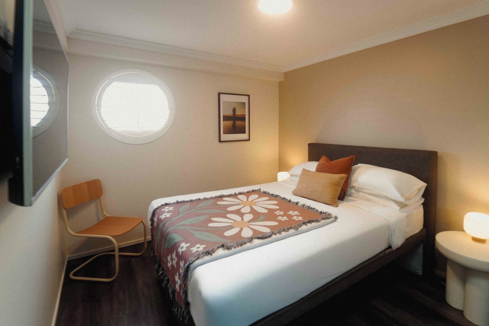 Private, Queen Bed, Accessible