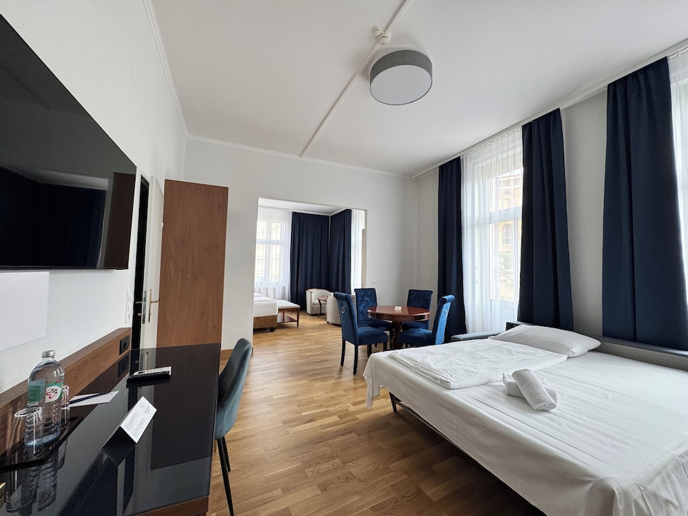 APARTMENT, MULTIPLE BEDS