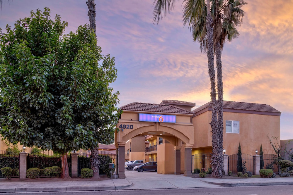 Motel6 South Gate, CA 6/56