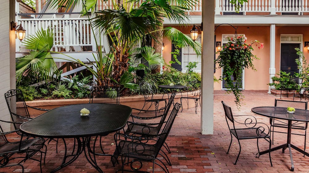 Elliott House Inn 40/40