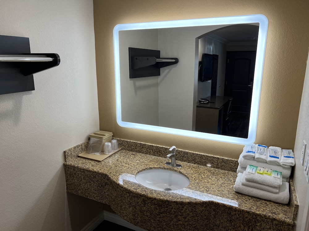 Walnut Inn & Suites 35/44