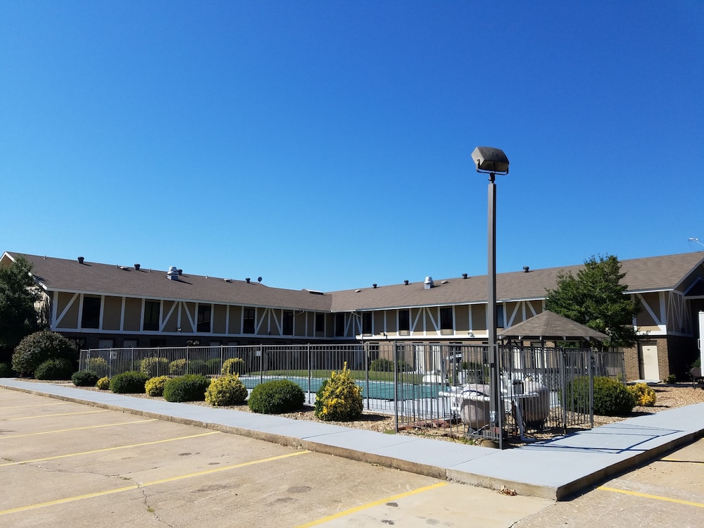 Super 8 By Wyndham Bentonville 2/59