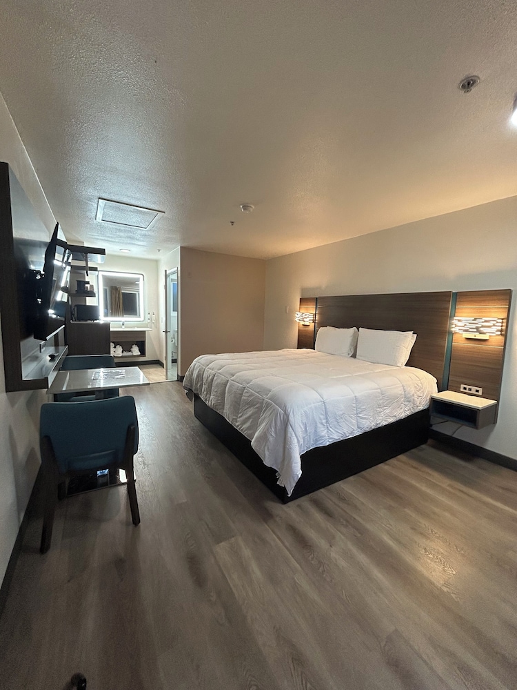 STANDARD, KING BED, MOUNTAIN VIEW