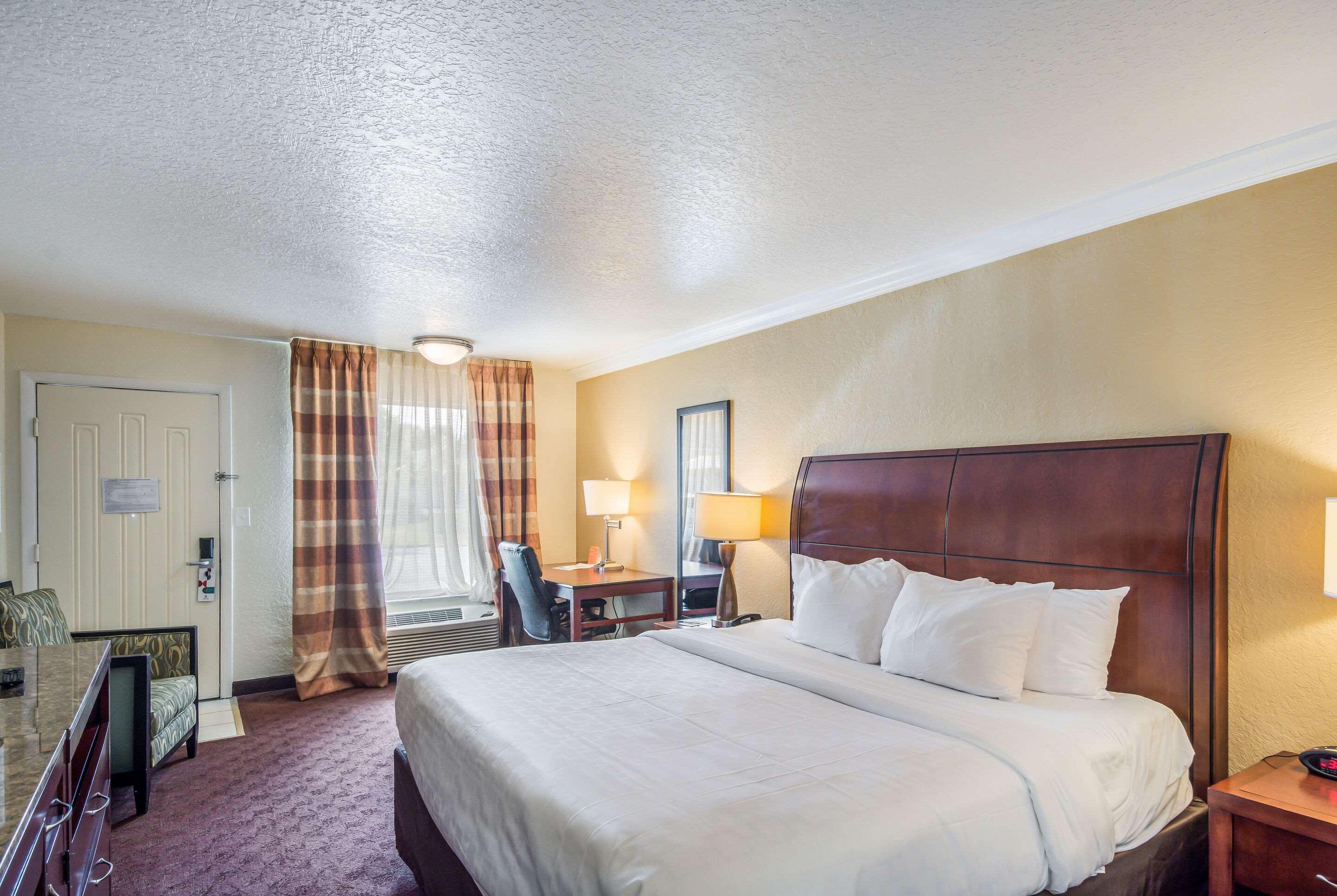 ROOM, KING BED, SMOKING