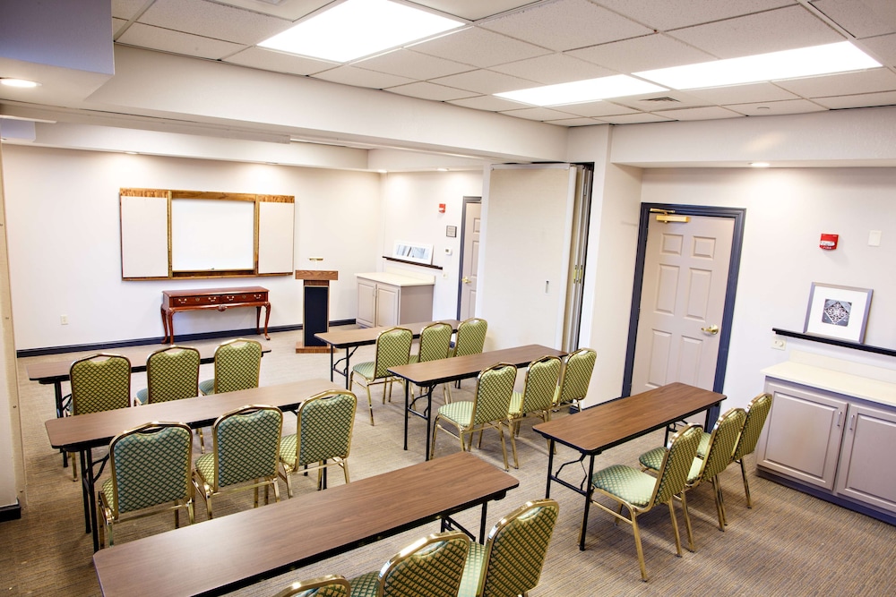 Country Inn & Suites by Radisson Harrisburg West PA 40/41