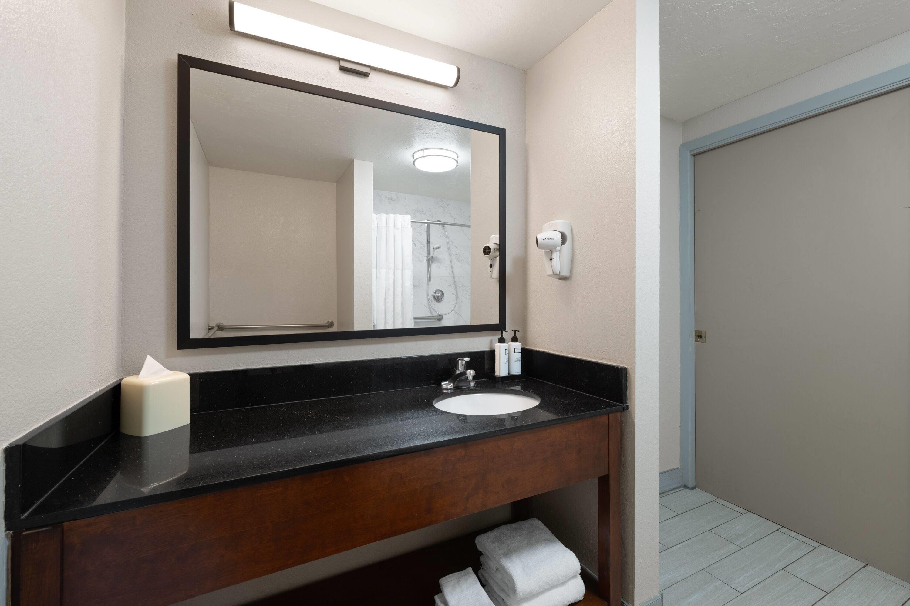 جناح بسرير كينج بغرفة نوم واحدة لذوي الإعاقة، Wyndham Garden Newark/Fremont Silicon Valley 3/4