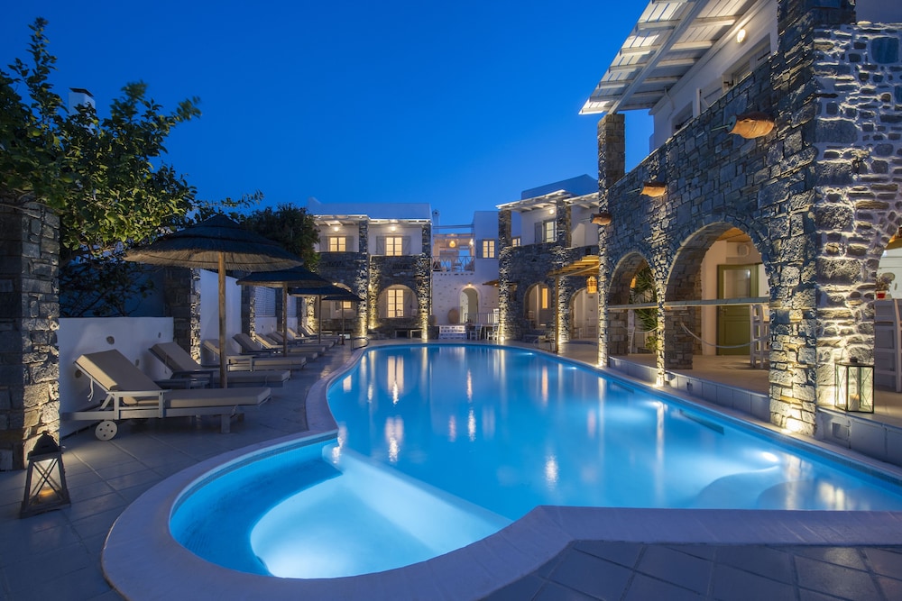 Zefi Hotel & Suites 50/75