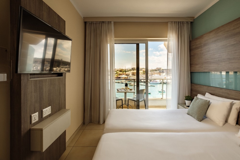FAMILY SUITE, DOUBLE AND TWIN BEDS