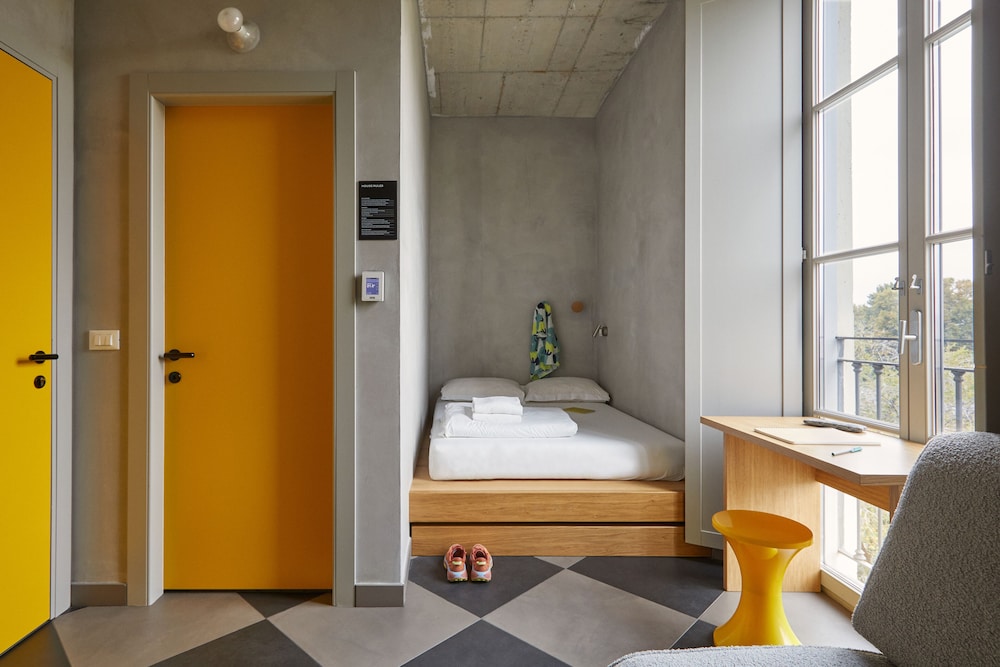 STANDARD, LARGE SINGLE BED