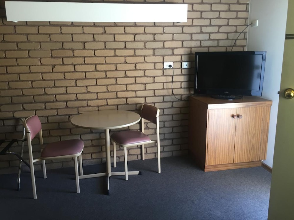 Tudor House Motor Inn 44/62