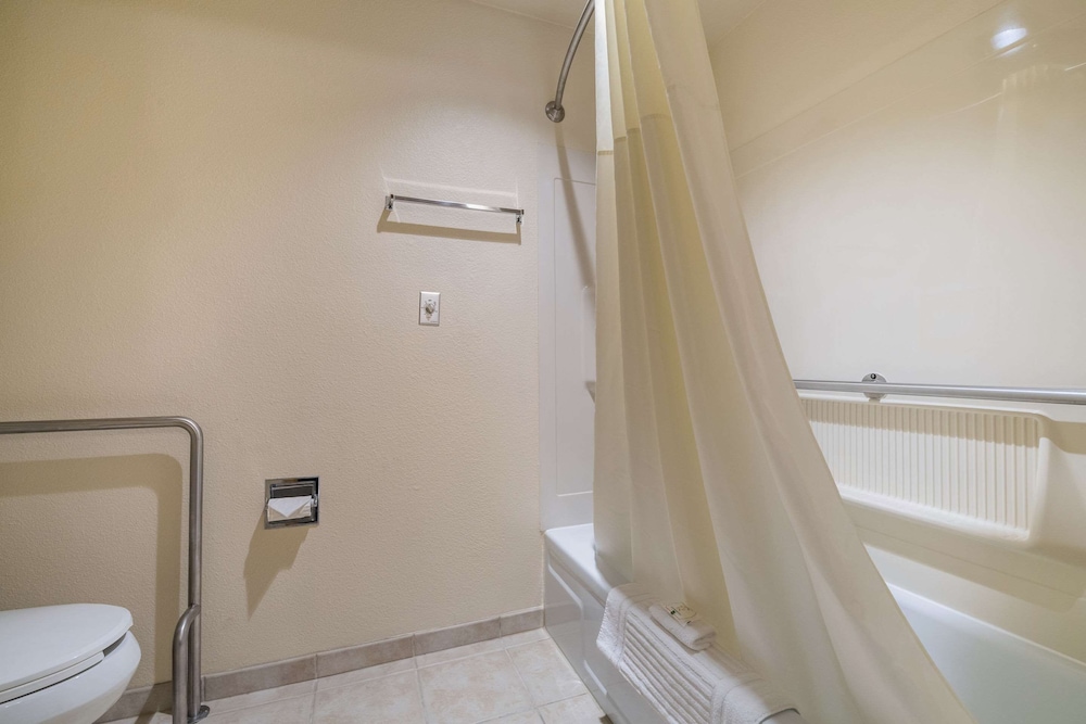 غرفة بسرير كوين لذوي الإعاقة، Quality Inn & Suites Silverdale Bangor-Keyport 6/8