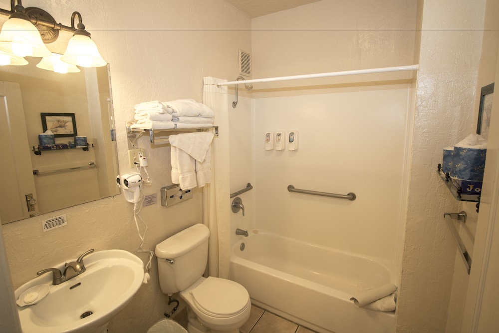 غرفة قياسية بسرير كوين وسرير فردي وسرير كوين مع أريكة بمطبخ، Capitola Venetian Hotel 4/4