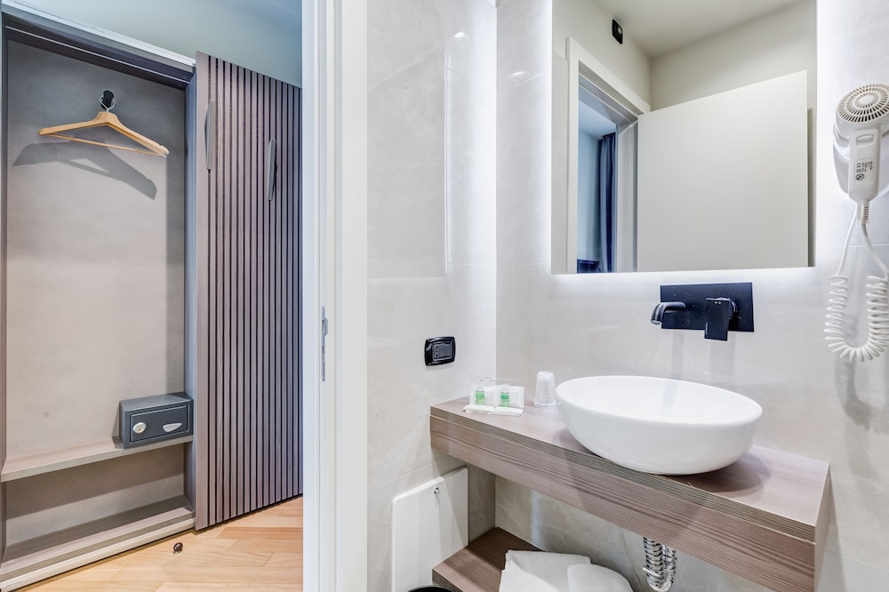Standard double french bed، Best Western Plus Hotel Plaza 9/10