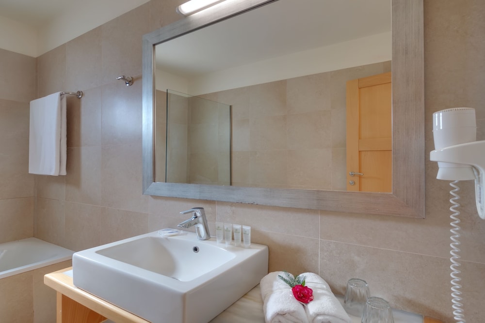 Superior, Bungalow, Double Bed, Lateral Side Sea View, Sofa 6/7