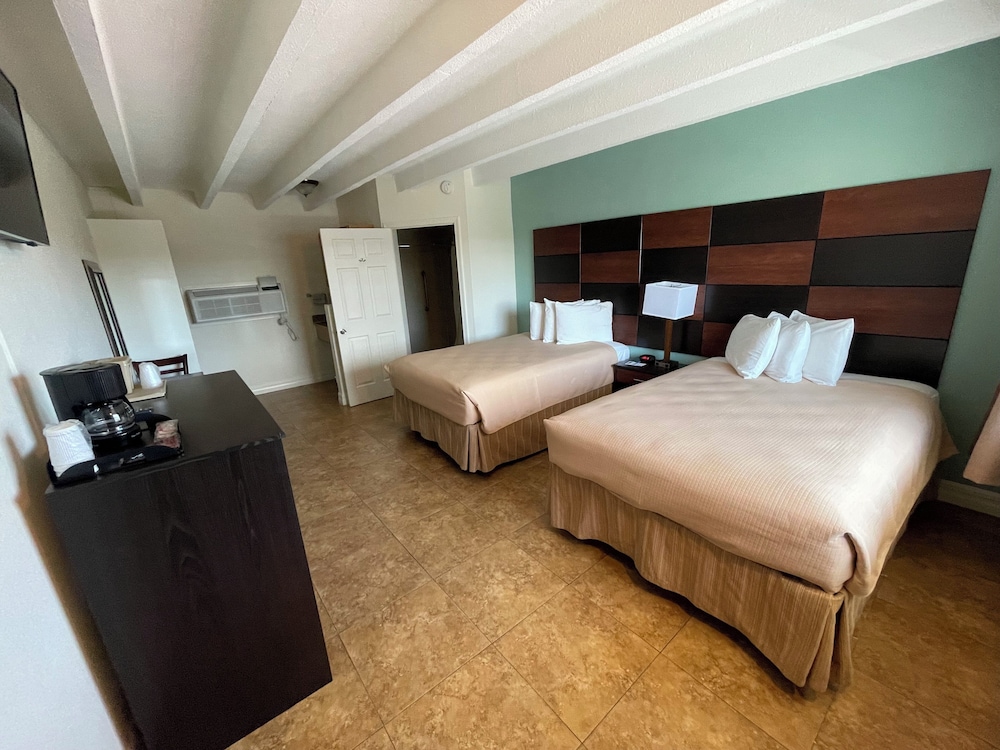 Standard, 2 Double Beds, City View, Kitchenette