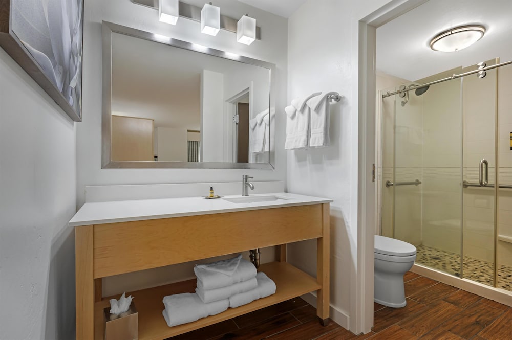Standard, King Bed, Courtyard View, Sofa, Best Western Plus South Coast Inn 4/4