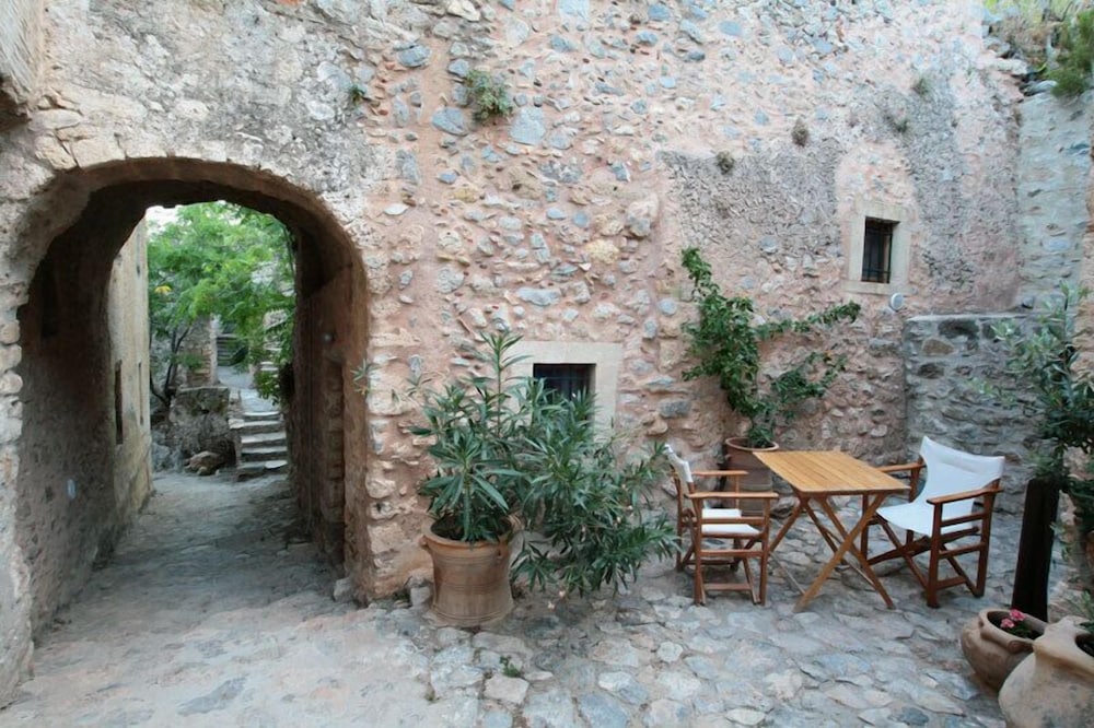 Dorovinis Monemvasia Castlehouses 40/45