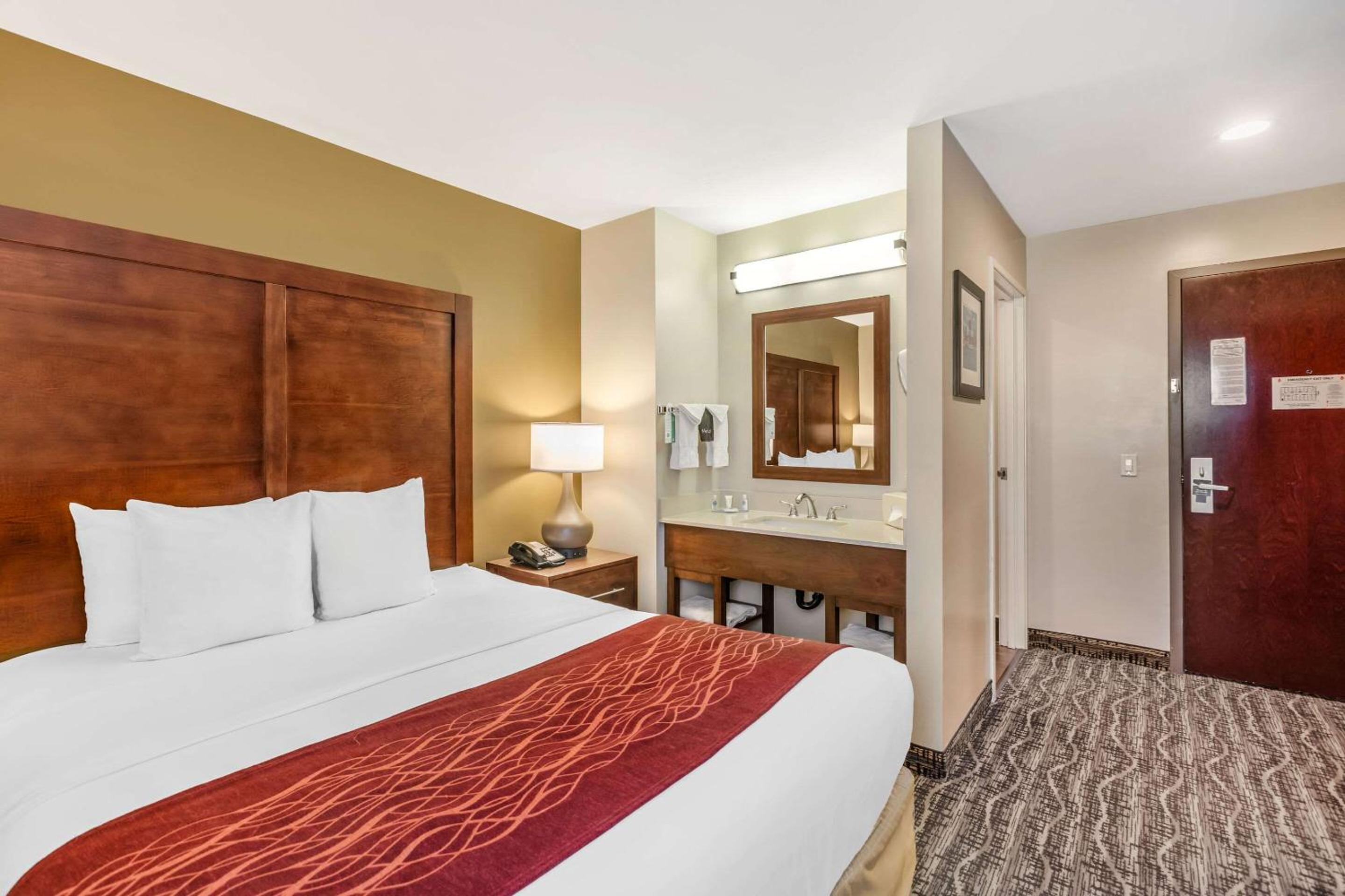 ROOM, QUEEN BED