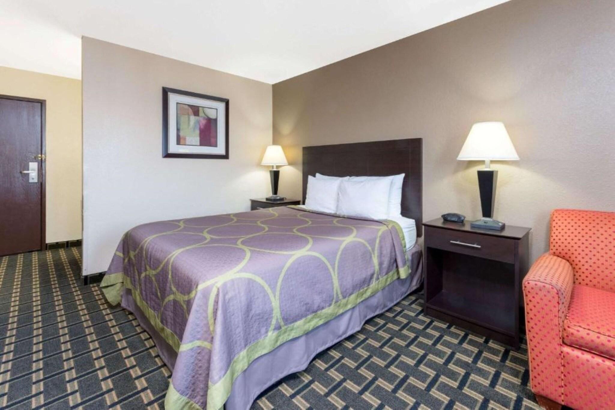 Super 8 by Wyndham Springfield East 17/30
