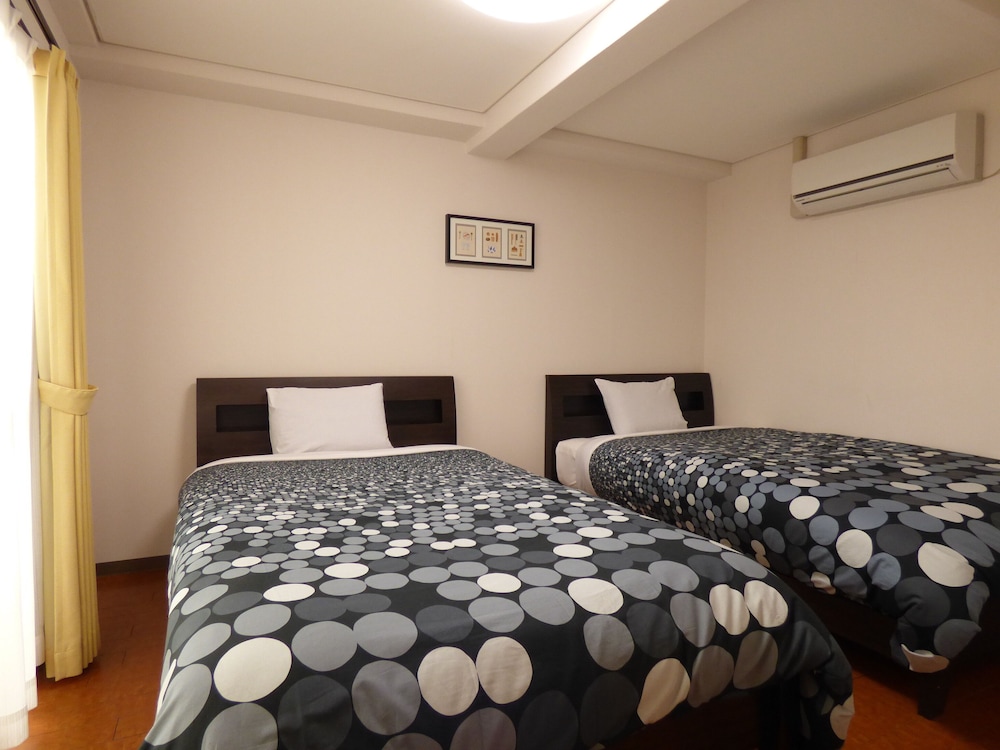 DELUXE, TWIN BEDS, KITCHENETTE