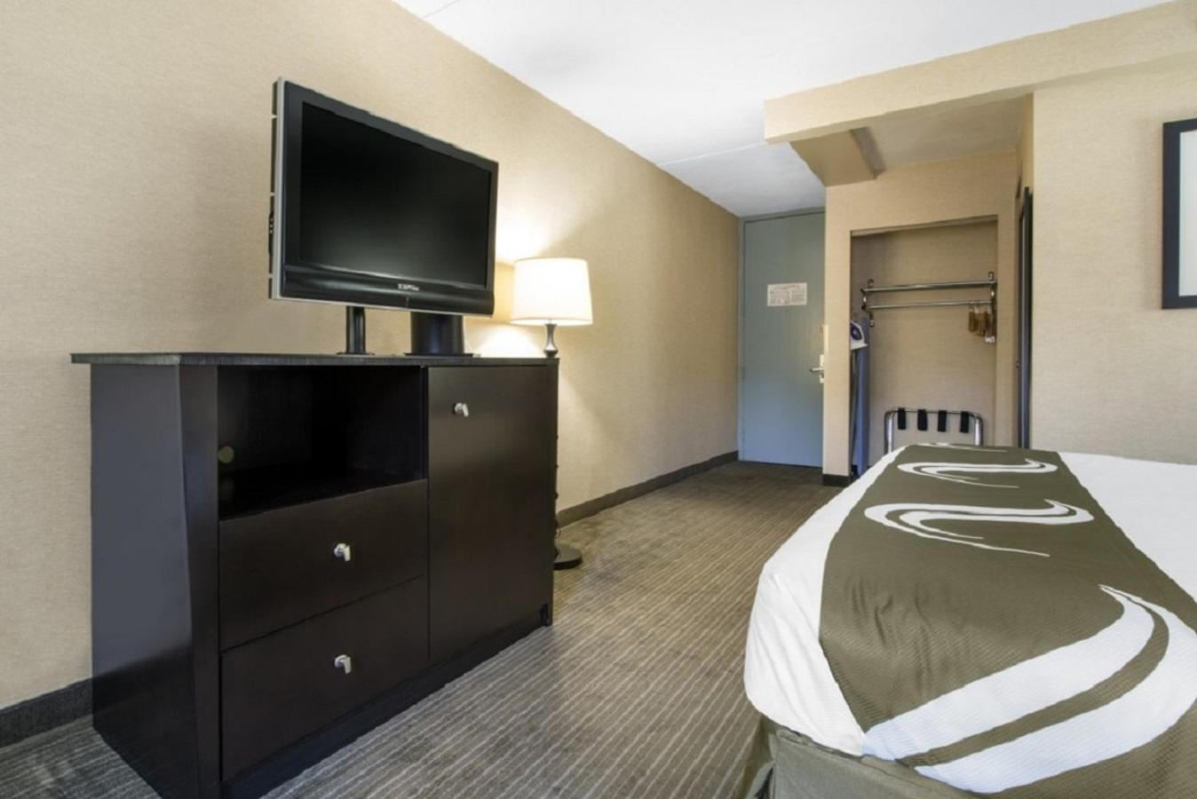Deluxe, Queen Bed, Accessible