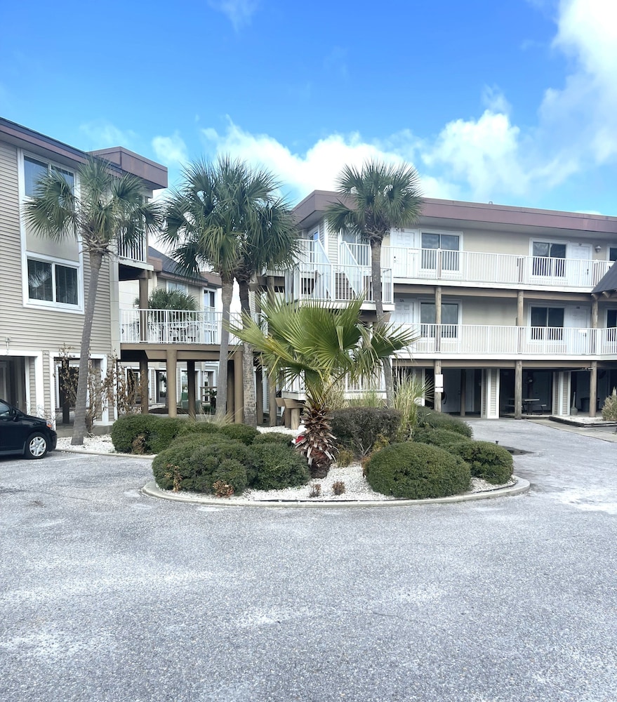Soundside Holiday Beach Resort 8/64
