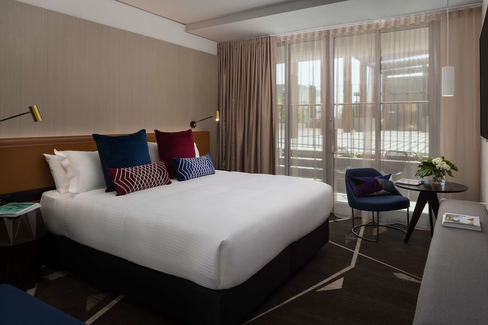 Courtyard, Queen Bed, Balcony