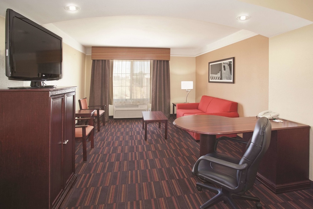 La Quinta Inn & Suites by Wyndham Albuquerque Midtown 35/57