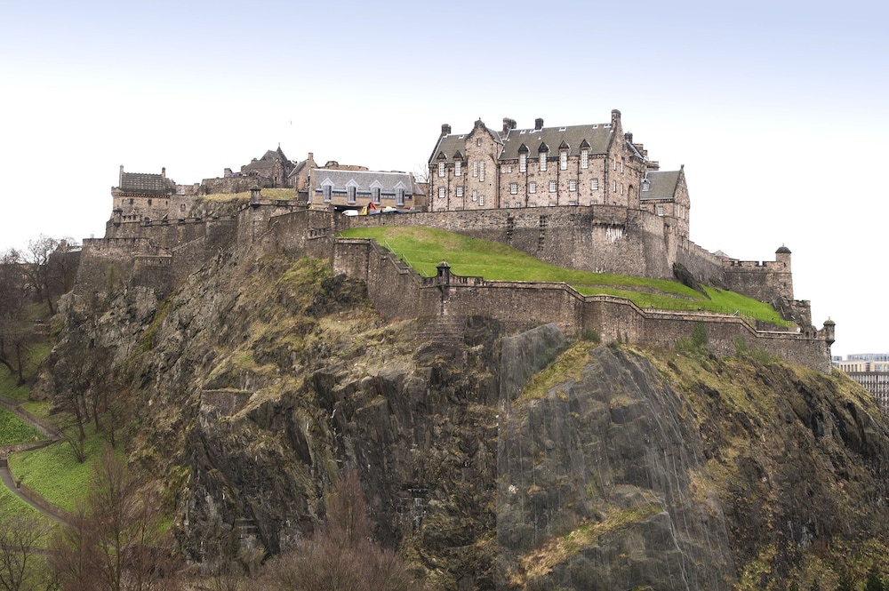 Premier Inn Edinburgh City Centre (Princess Street) 40/45