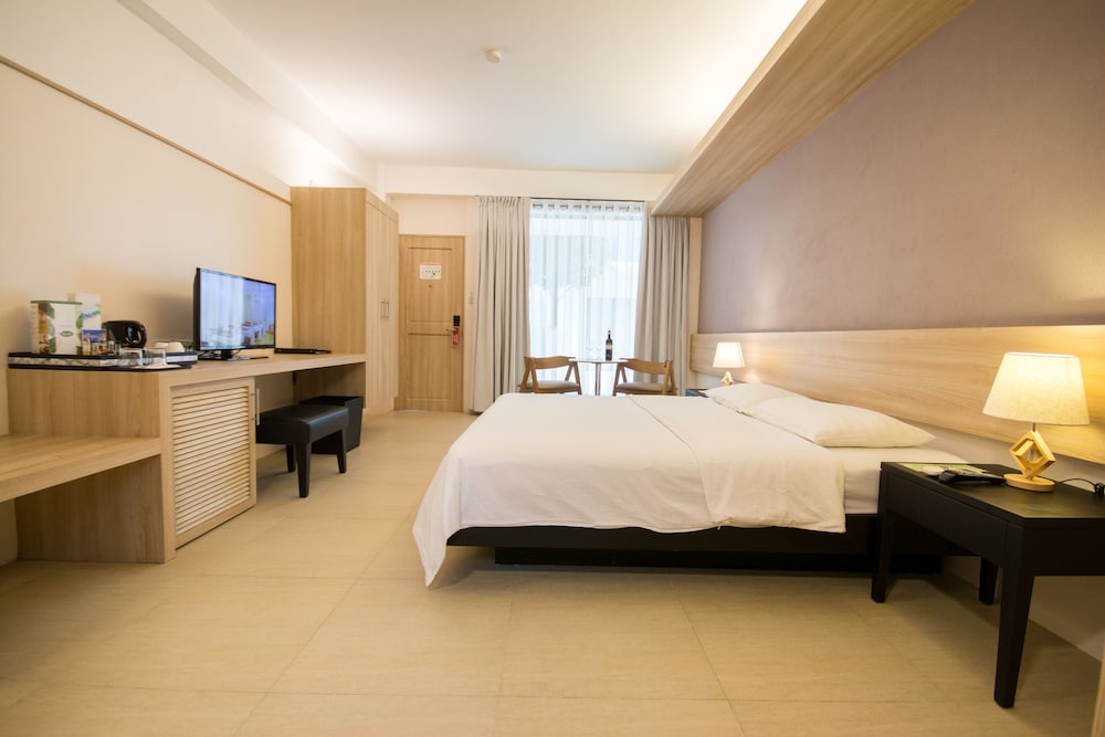 The Tides Hotel Boracay 12/50