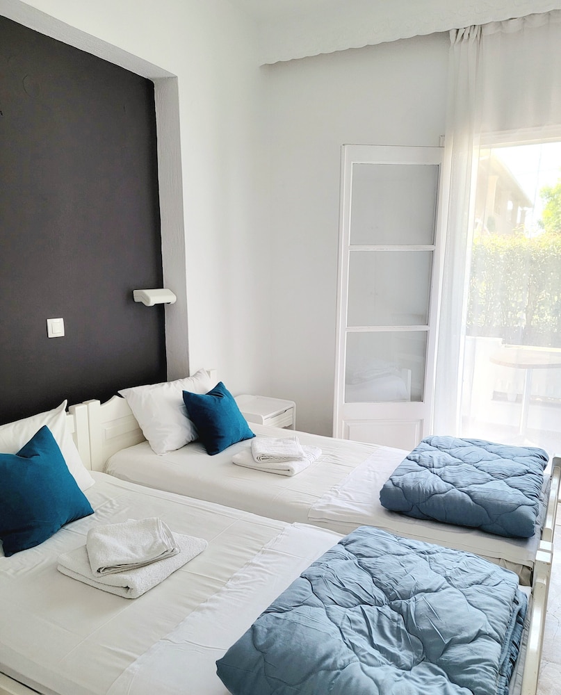 STUDIO, TWIN BEDS