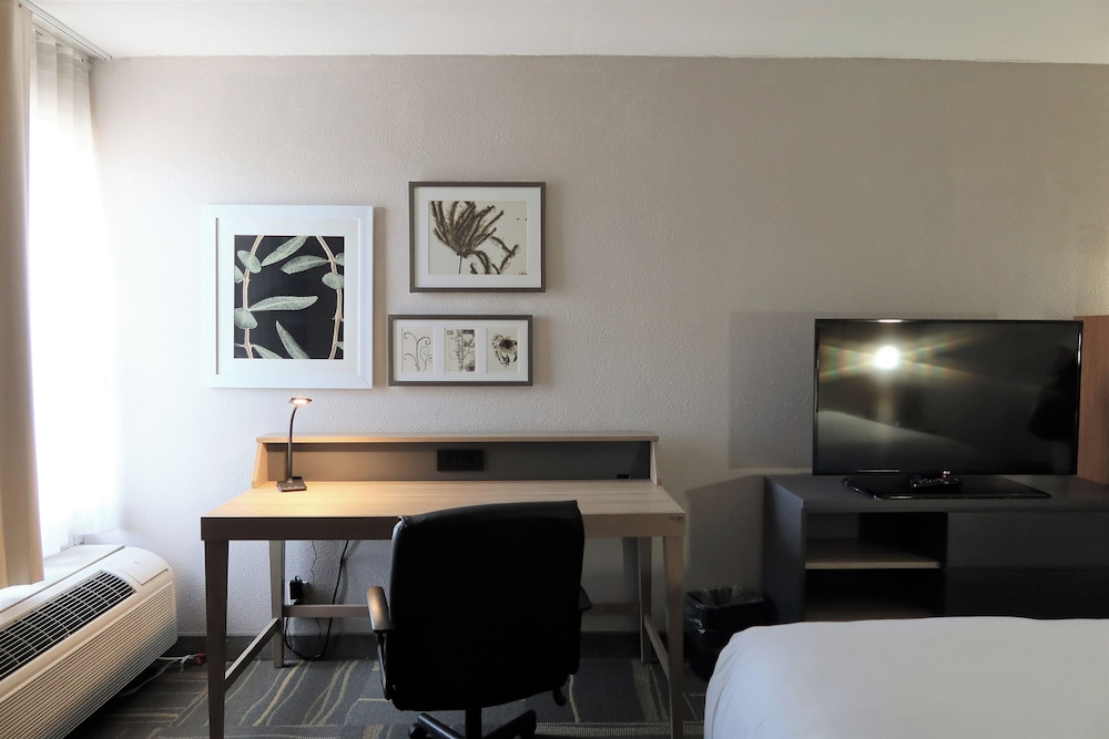 GreenTree Inn and Suites Phoenix Sky Harbor 57/65