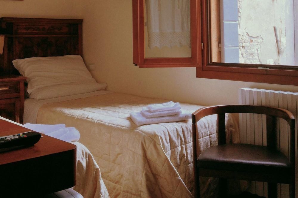 ROOM, SINGLE