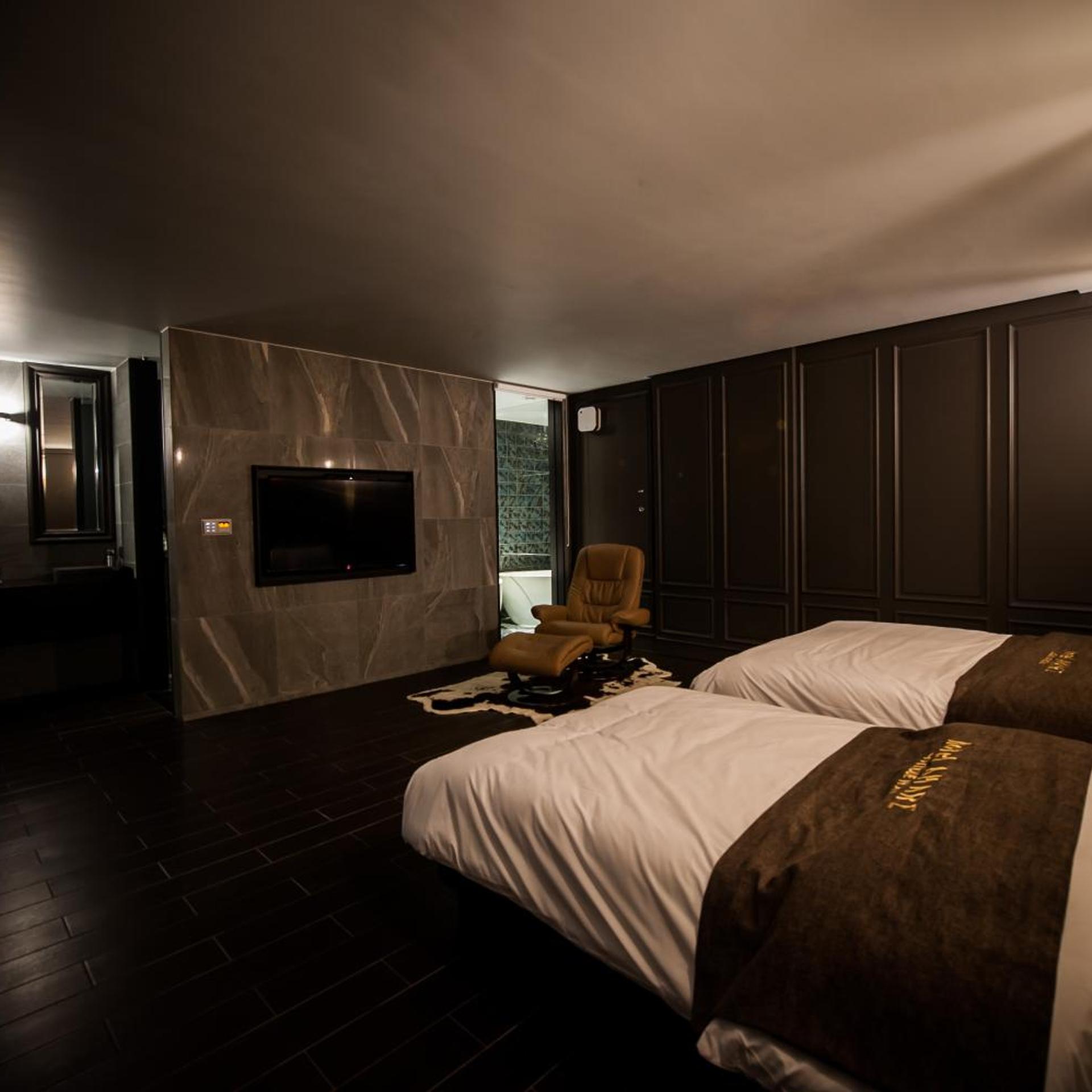 DELUXE, TWIN BEDS