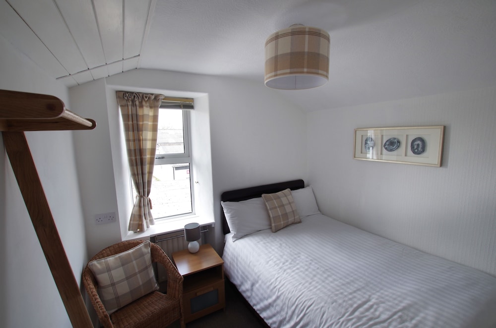 Brook House 2/32