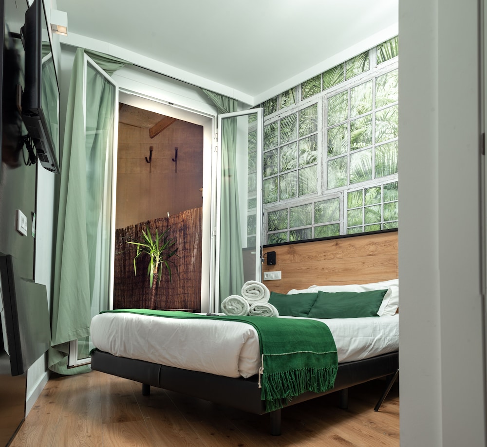 ROOM, DOUBLE BED, SMALL