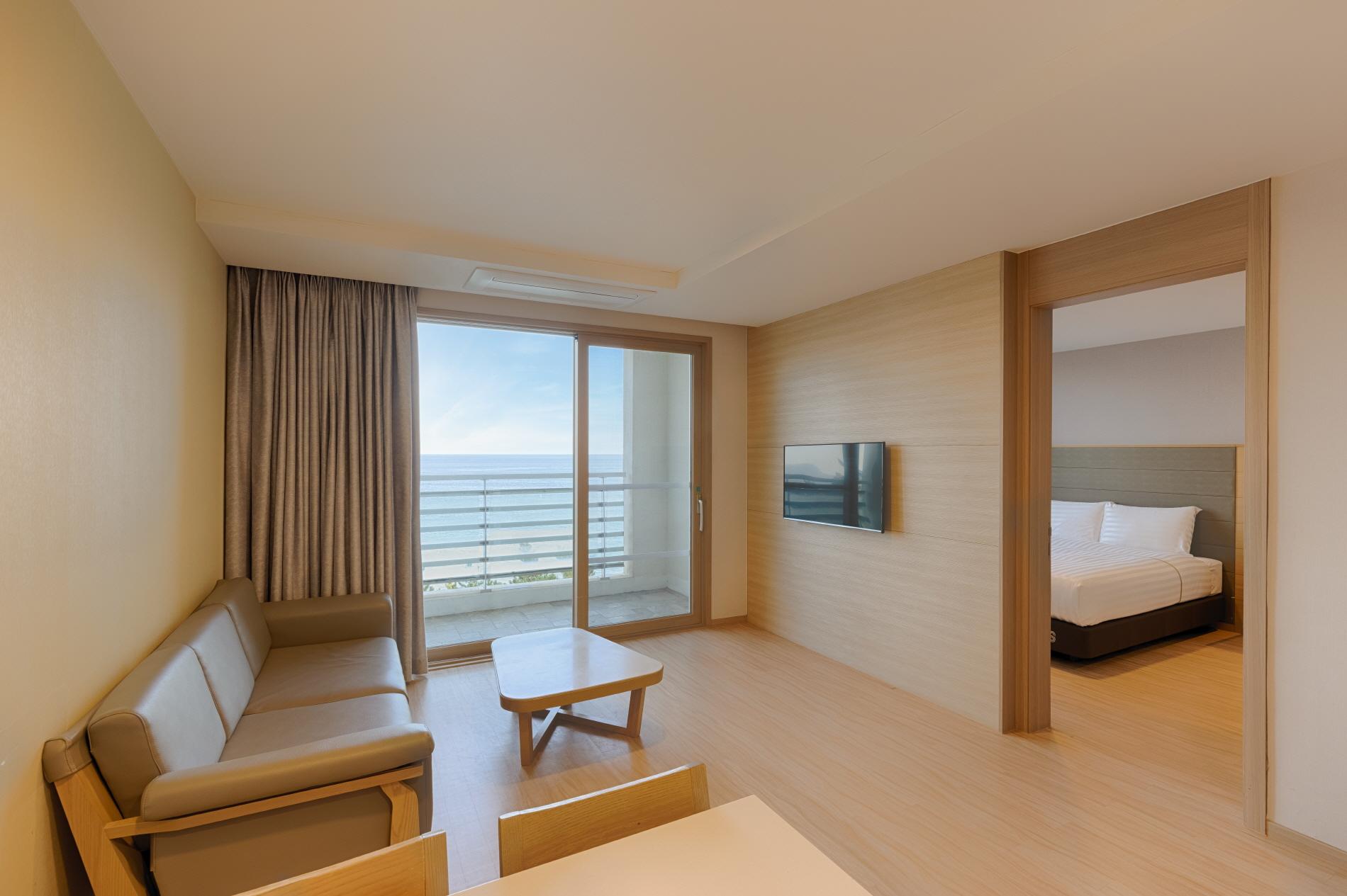 Resort, Suite, 3 Futon Beds, Partial Ocean View
