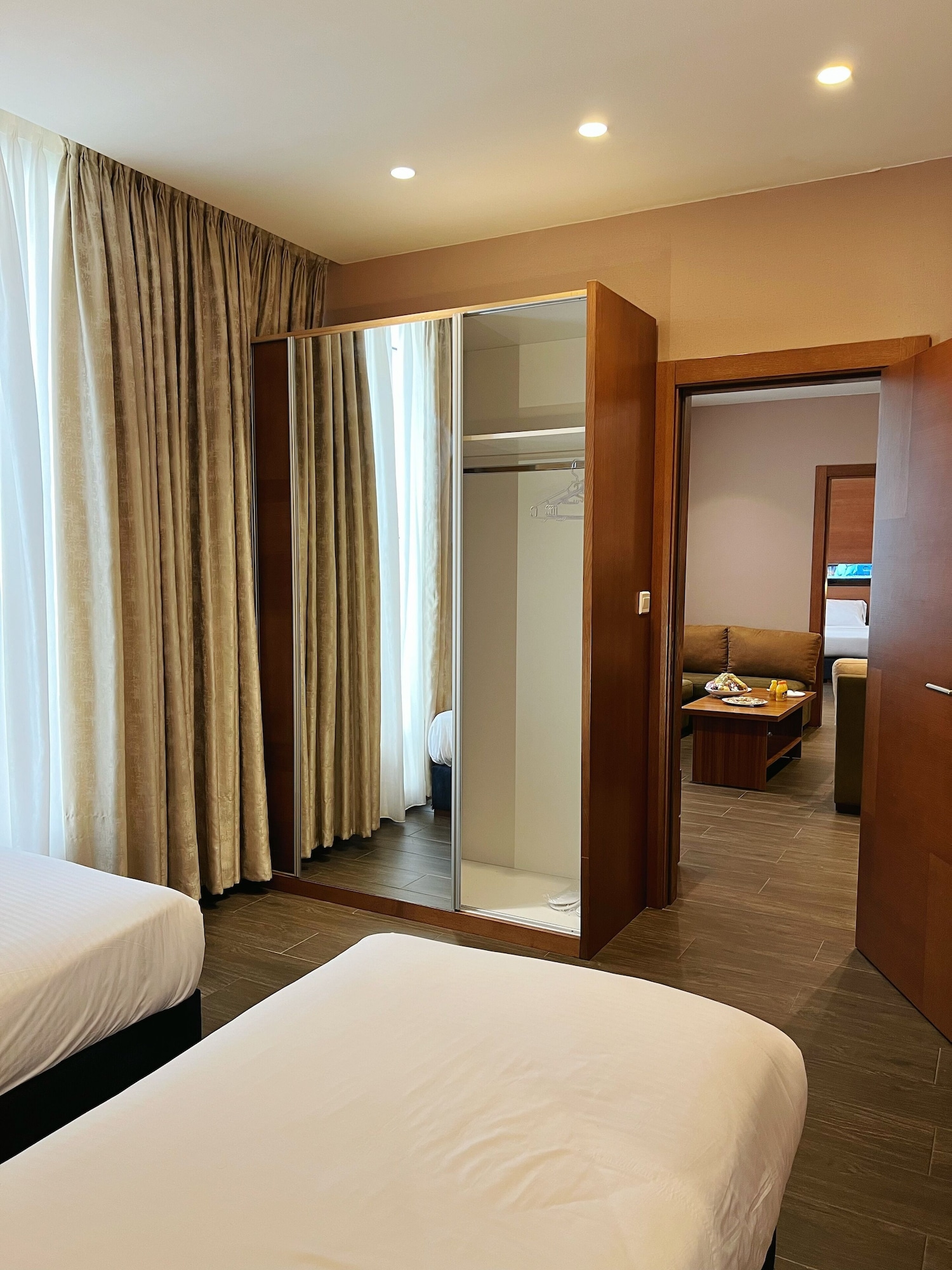 DELUXE, TWIN BEDS