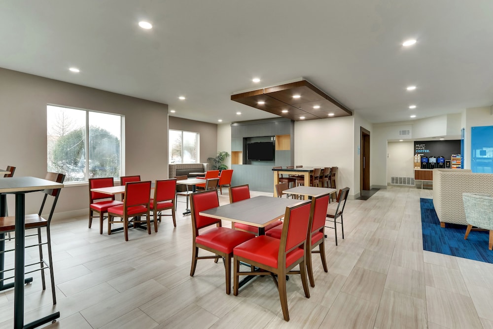 Holiday Inn Express Hotel Suites Waxahachie 58/74