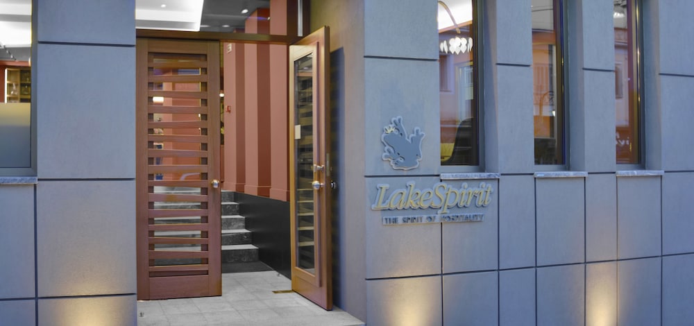 Lake Spirit Hotel 3/64