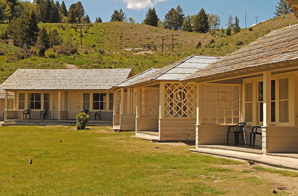 Mammoth Hot Springs 27/35