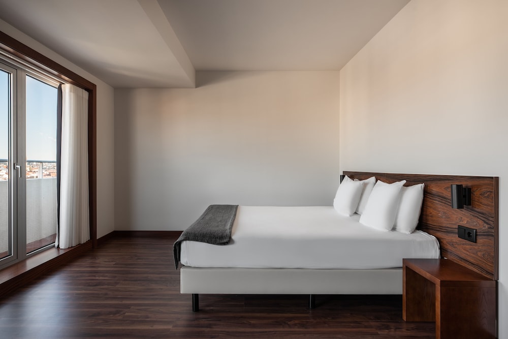 Premium, Suite, Double Bed, City View