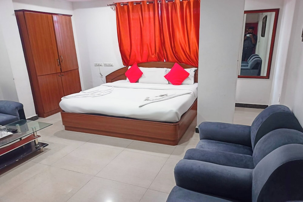 Oyo 12083 Hotel Champion Inn 8/25