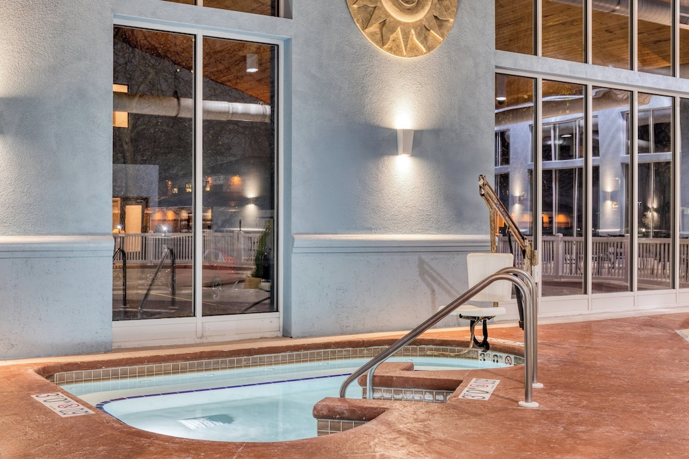 Holiday Inn Express Hotel And Suites Green Bay East 34/64