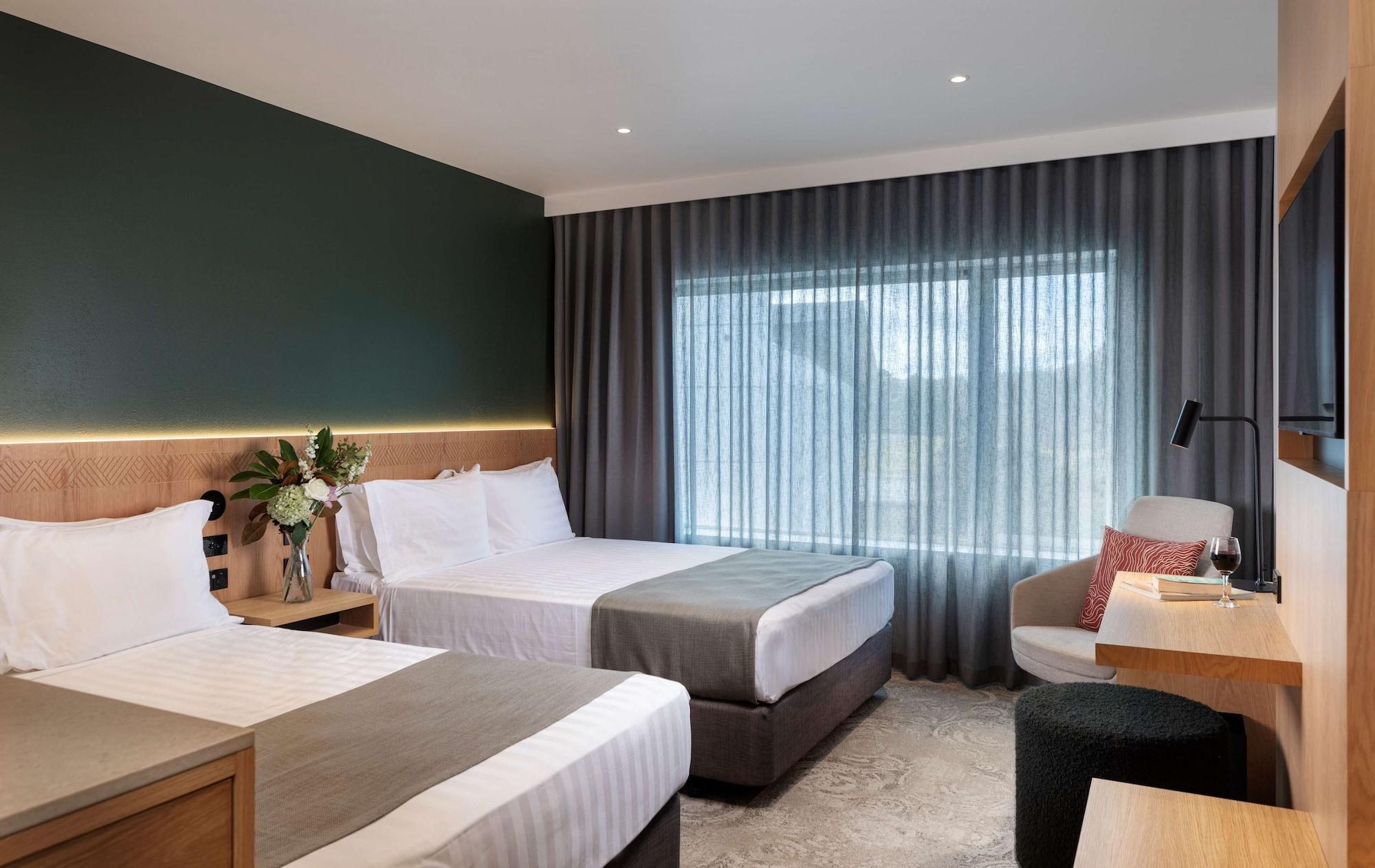 Deluxe, Multiple Beds, Pool View