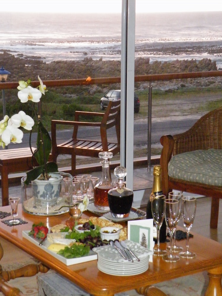 138 Marine Beachfront Guesthouse 43/50