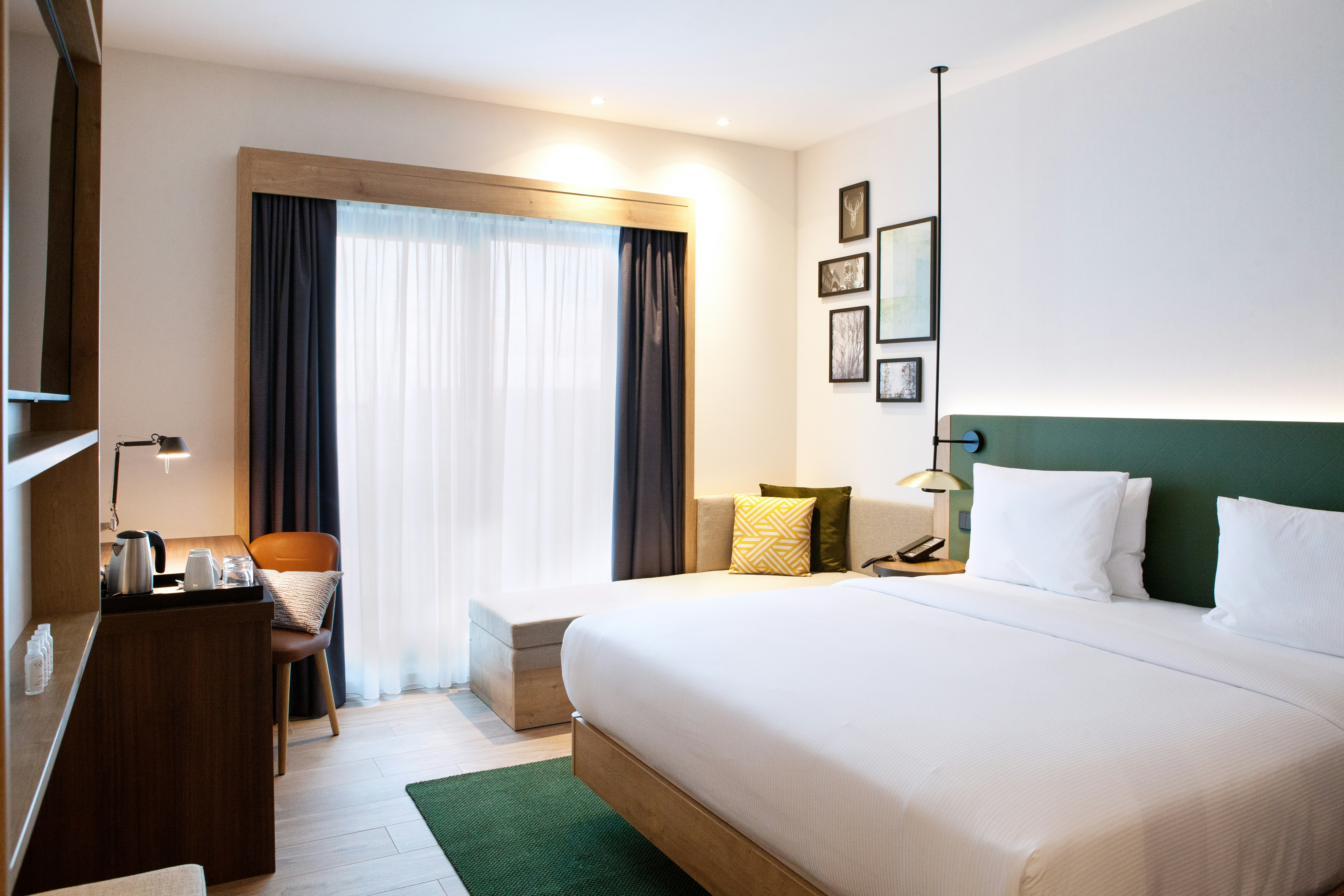 ROOM, KING BED