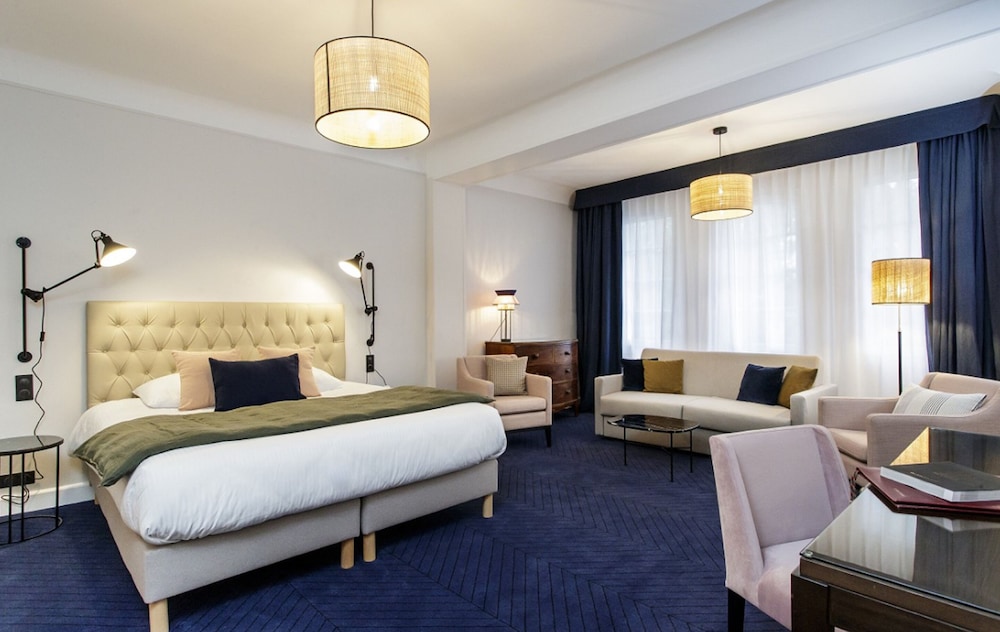 Manoir Hotel 6/50