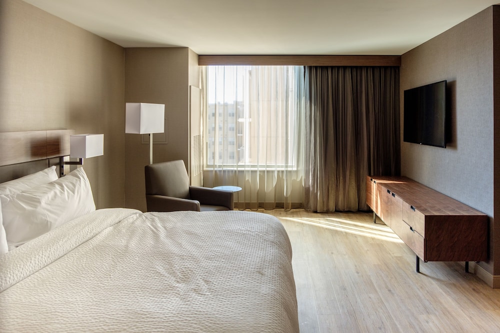 AC HOTEL CINCINNATI AT THE BANKS 12/55